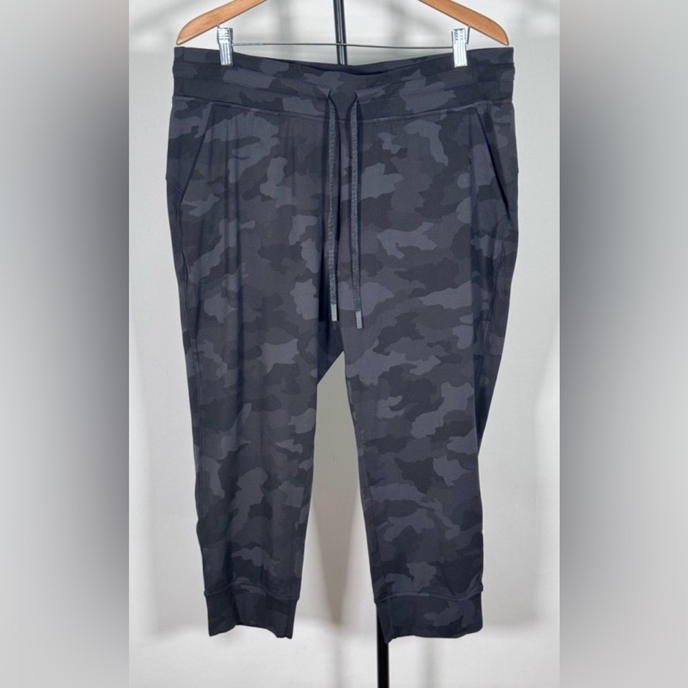 NWOT Lululemon Ready to Rulu Jogger Crop Heritage 365 Camo Deep Coal Mul…